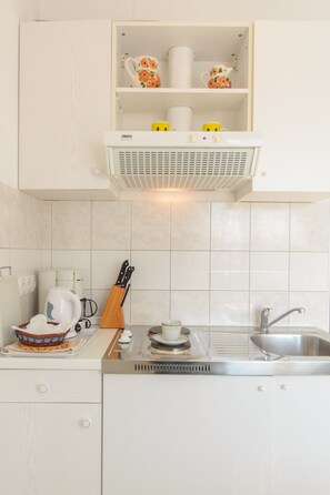 Eigene Küche | Kühlschrank, Herdplatte, Wasserkocher, Kochgeschirr/Geschirr/Besteck