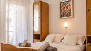 Desk, WiFi (free), bed sheets - Holiday Apartments Ciovo (Okrug)