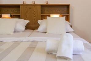 Desk, free WiFi, bed sheets - Holiday Apartments Ciovo (Okrug)