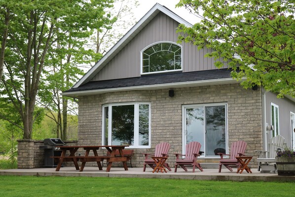 Outdoor dining - Long Reach Retreat Cottage , Prince Edward County , Breathtaking Waterfront (Prince Edward)