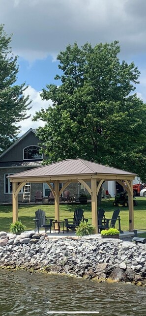 Outdoor dining - Long Reach Retreat Cottage , Prince Edward County , Breathtaking Waterfront (Prince Edward)