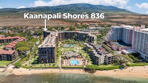 Ein Resort mit mehreren Gebäuden, einem Pool und einem Strand.