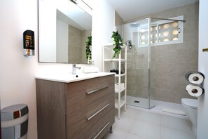シャワー、環境にやさしいバスアメニティ、ヘアドライヤー、タオル