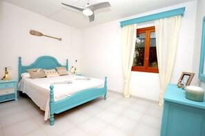 3 chambres, bureau, fer et planche à repasser, lit parapluie