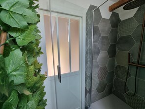 Douche, sèche-cheveux, papier toilette