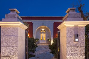 Front of property – evening/night - Dimora Graziana (Locorotondo)