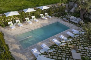 Seasonal outdoor pool, pool umbrellas, pool loungers - Dimora Graziana (Locorotondo)