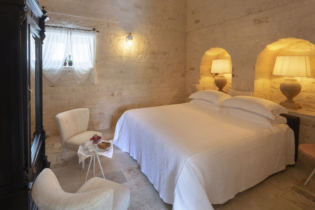 Deluxe Double Room (Roseto) | Minibar, in-room safe, iron/ironing board (on request), WiFi (free)