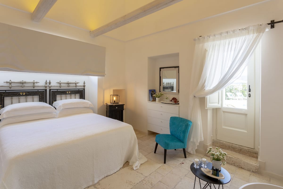 Deluxe Double Room, Bathtub (Gelsomino) | Minibar, in-room safe, iron/ironing board (on request), WiFi (free)