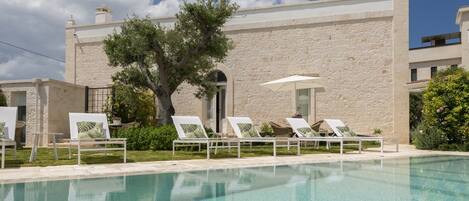 Piscina externa sazonal, guarda-sóis, espreguiçadeiras