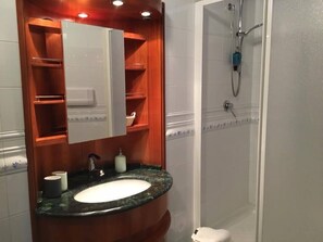 Habitación Confort con 2 camas individuales, vistas al jardín (Viola) | Baño | Secador de pelo, bidé, toallas y jabón
