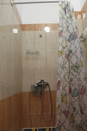 Appartement, vue partielle sur la mer | Salle de bain | Douche, sĂšche-cheveux, serviettes fournies, savon