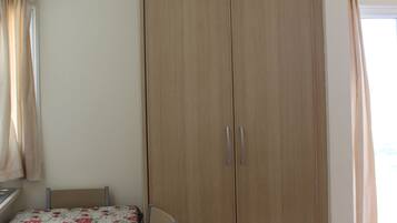 Apartamento, vista parcial para o mar | Área de estar | Smart TV