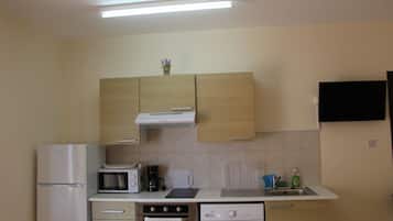 Apartamento | Cozinha privada | Geladeira grande, micro-ondas, fogão, cooktop