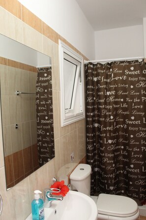 Apartment | Bathroom | Shower, hair dryer, towels, soap - PMP Adamia 208B (Pegeia)