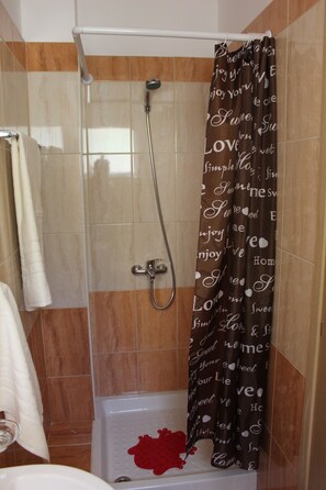 Appartement | Salle de bain | Douche, articles de toilette gratuits, sèche-cheveux