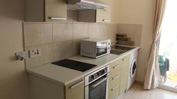 Appartement | Cuisine privée | Grand réfrigérateur, micro-ondes, four, plaque de cuisson