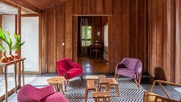 Cabaña familiar, 2 habitaciones, habitaciones conectadas, frente al mar | Área de sala de estar | Libros