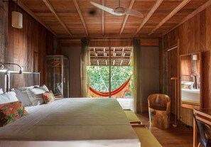 Deluxe Studio Suite, 1 Queen Bed, Patio, Garden View | Egyptian cotton sheets, premium bedding, minibar, in-room safe