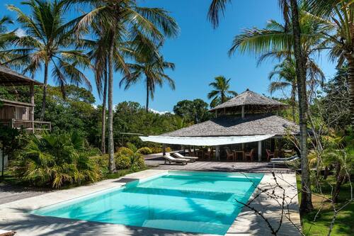 Piscina externa, guarda-sóis, espreguiçadeiras