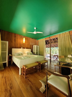 Deluxe Studio Suite, Patio, Garden View | Egyptian cotton sheets, premium bedding, minibar, in-room safe - Hotel Vila Naia (Prado)