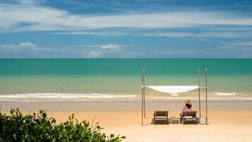 Plage à proximité, sable blanc, cabines gratuites, chaises longues