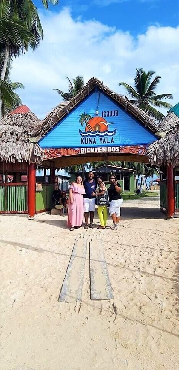 A beachside hut with a sign reading "Kuna Yala BIENVENIDOS".