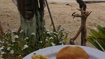 Desayuno con opciones de la cocina local incluido todos los días