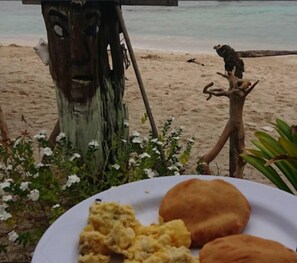 Desayuno con opciones de la cocina local incluido todos los días