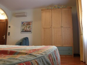 Minibar, caja de seguridad en la habitación y escritorio