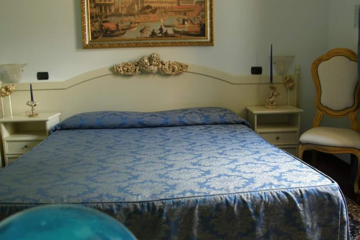 Double or Twin Room | Minibar, in-room safe, desk, soundproofing