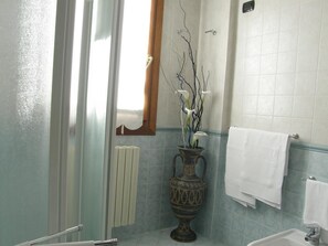 Camera con letto matrimoniale o 2 letti singoli | Doccia