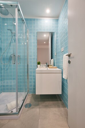 Dusche, Haartrockner, Bidet, Handtücher