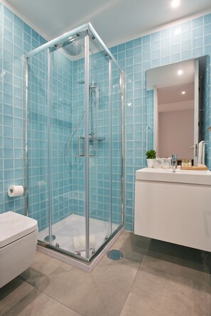 Apartamento superior, 1 quarto | Banheiro | Chuveiro, secador de cabelo, bidê, toalhas de banho