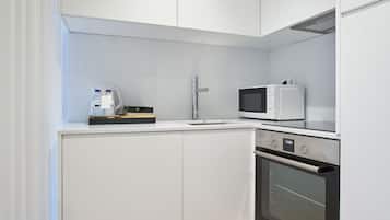 Refrigerador con freezer, microondas, horno, placa de cocina