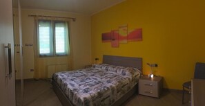 Soundproofing, free WiFi, bed sheets