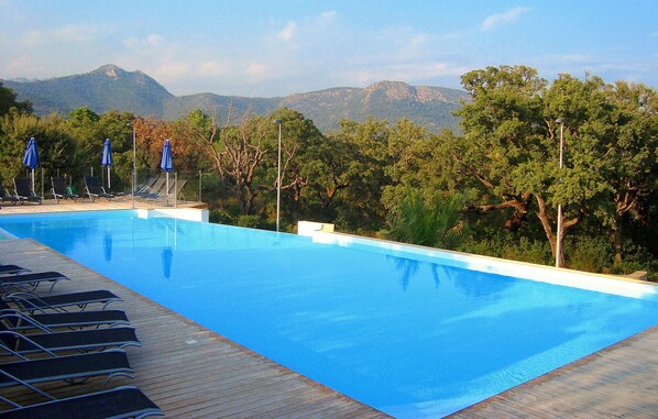 Seasonal outdoor pool, pool umbrellas, sun loungers
