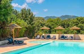Seasonal outdoor pool, pool umbrellas, pool loungers - Résidence Odalys San Martinu (Zonza)