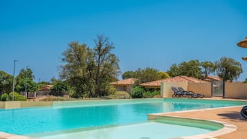 Piscina stagionale all'aperto, ombrelloni da piscina, lettini