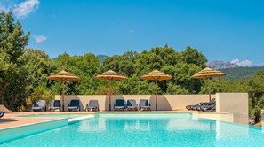 Seasonal outdoor pool, pool umbrellas, pool loungers - Résidence Odalys San Martinu (Zonza)
