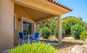 Individually furnished, cots/infant beds, free WiFi, bed sheets - Résidence Odalys San Martinu (Zonza)