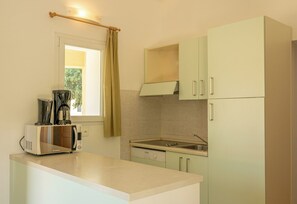 Villa, 2 habitaciones (6 People) | Cocina privada | Refrigerador, microondas, parrilla de estufa y lavavajillas