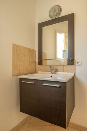 Shower, towels - Résidence Odalys San Martinu (Zonza)