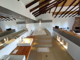 Artículos de tocador gratuitos, secador de pelo, toallas