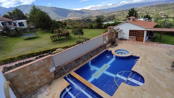Una piscina cubierta, una piscina al aire libre