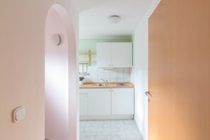 Refrigerador, microondas, placa de cocina, cafetera/tetera