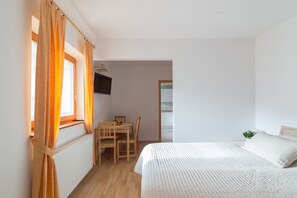 1 habitación, escritorio y espacio para trabajar con laptop