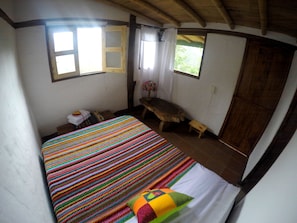 Suite, vista a la montaña (Mirlas) | Ropa de cama hipoalergénica y espacio para trabajar con laptop 