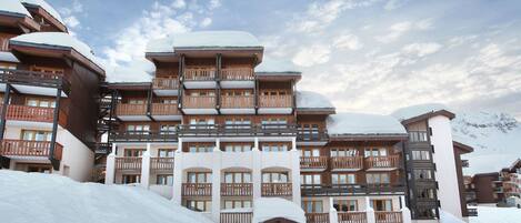 Vista frontal de la propiedad