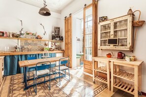 Frigorífic gran, cafetera i tetera, bullidora elèctrica i torradora 
